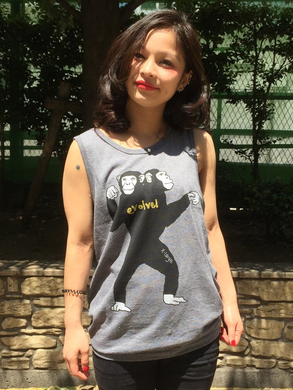 グレー系のタンクトップ、ブラック系のデニムパンツを着用したレディースの春コーディネートの1枚目の写真