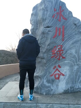 「NIKE（ナイキ）のアイテム（スニーカー、ホワイト系）」を使った、冯冯本宝宝さん（メンズ・189cm）の春コーディネート