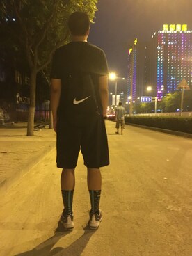 「NIKE（ナイキ）のアイテム（トップス、ブラック系）」を使った、冯冯本宝宝さん（メンズ・189cm）の夏コーディネート