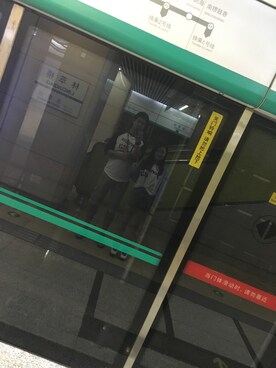 「NIKE（ナイキ）のアイテム（スニーカー、ホワイト系）」を使った、冯冯本宝宝さん（メンズ・189cm）の夏コーディネート