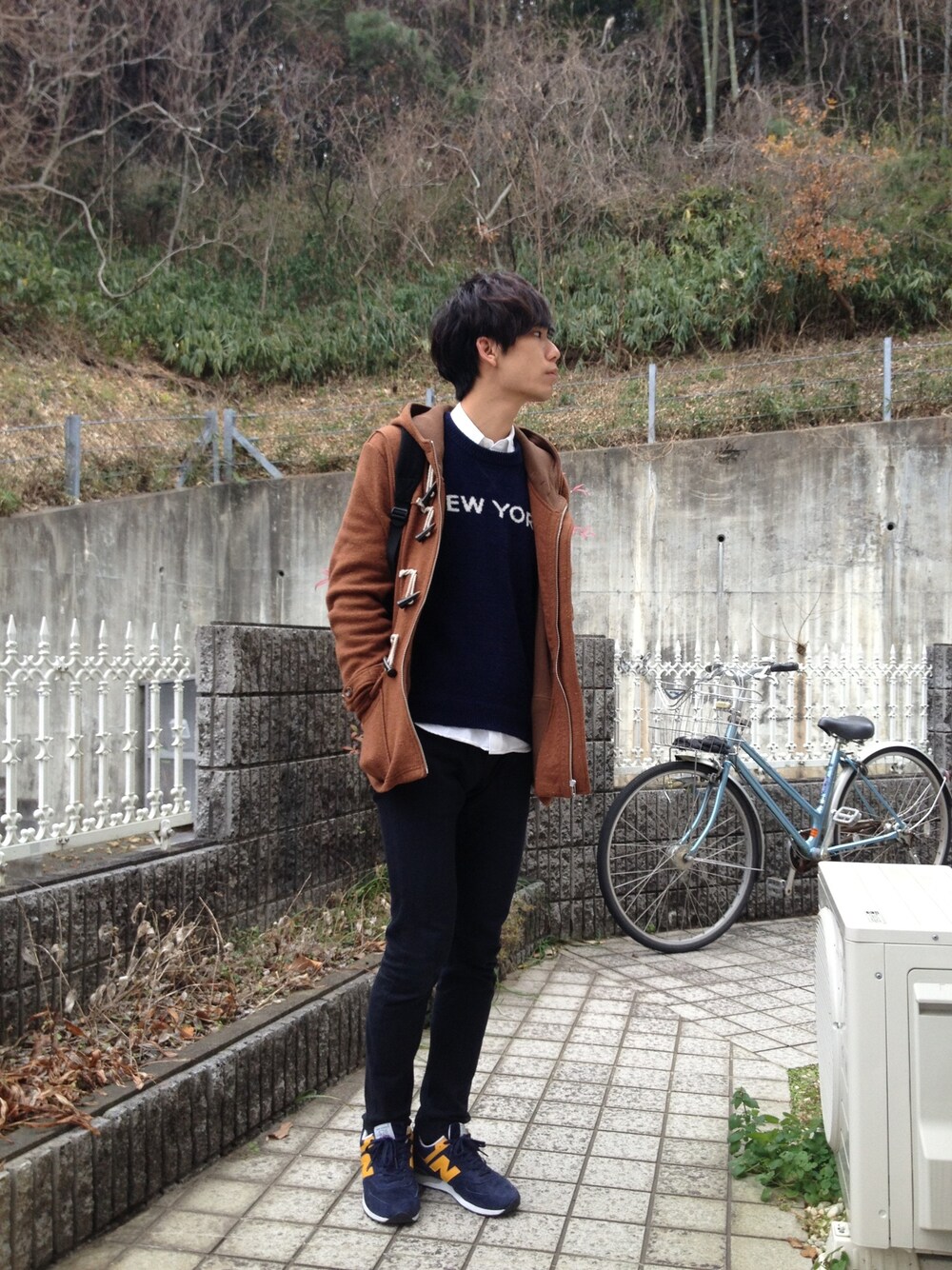 「NEW  BALANCE 、SHIPS、grn、ダッフルコート、ロゴスウェット」｜「ABAHOUSEのNEW BALANCE M576（スニーカー、ブルー系）」を使った、tasukuさん（メンズ・180cm）の冬コーディネートの1枚目の写真