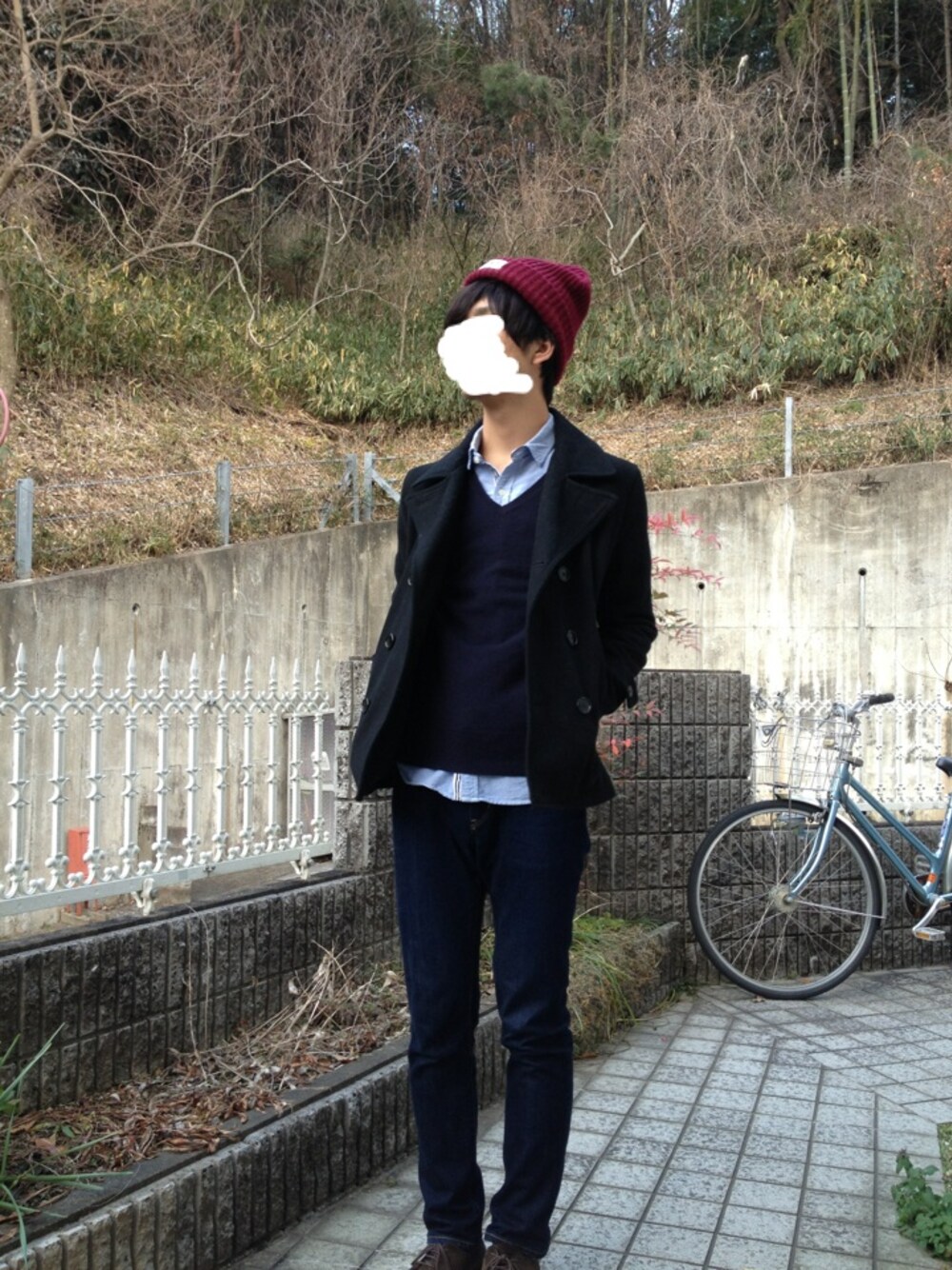 「Vネックニット、ピーコート、Paul Smith」｜「Paul Smithのニット（ニット/セーター、ブルー系）」を使った、tasukuさん（メンズ・180cm）の冬コーディネートの1枚目の写真