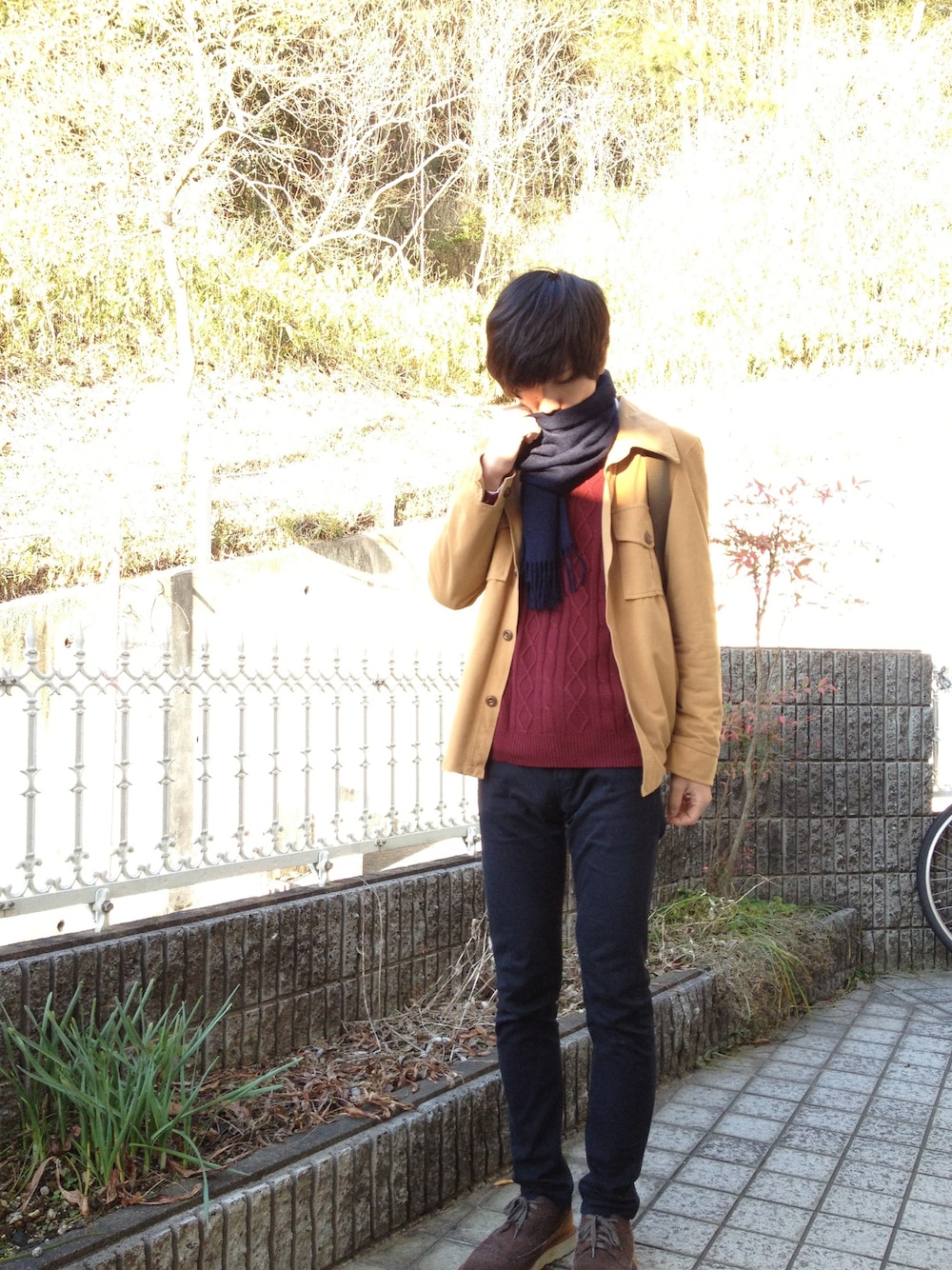 「赤ニット、ニット×スキニー、ニット×シャツ、黒スキニー、キャメルアウター、BEAUTY&YOUTH UNITED ARROWS、FREAK’Ｓ STORE、ボーンフリー、滋賀」｜「FREAK'S STOREのFREAK'S STORE レザーキャンバスバッグパック（バックパック/リュック、ブルー系）」を使った、tasukuさん（メンズ・180cm）の冬コーディネートの1枚目の写真