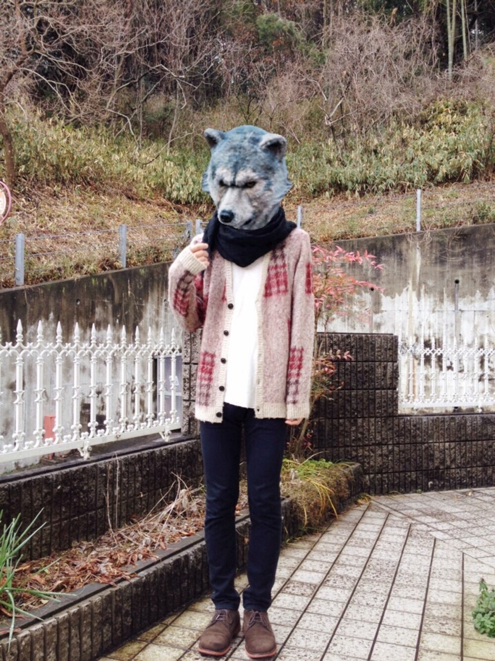 「glamb、カーディガン、黒スキニー、MAN WITH A MISSION、(｢ﾟДﾟ)｢ｶﾞｳｶﾞｳ」｜「glambのGraham check cardigan（カーディガン/ボレロ、ベージュ系）」を使った、tasukuさん（メンズ・180cm）の冬コーディネートの1枚目の写真