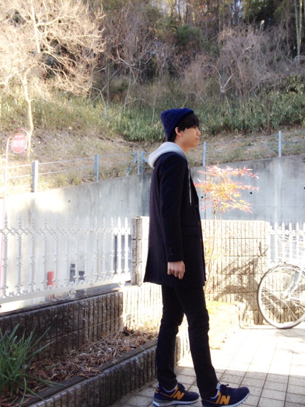 「チェスターコート、パーカー、黒スキニー、New Balance、ニット帽、神戸」｜「AnoutcommuneのANOUTCOMMUNE : Rope knit Beanie（ニットキャップ/ビーニー、ブルー系）」を使った、tasukuさん（メンズ・180cm）の冬コーディネートの1枚目の写真