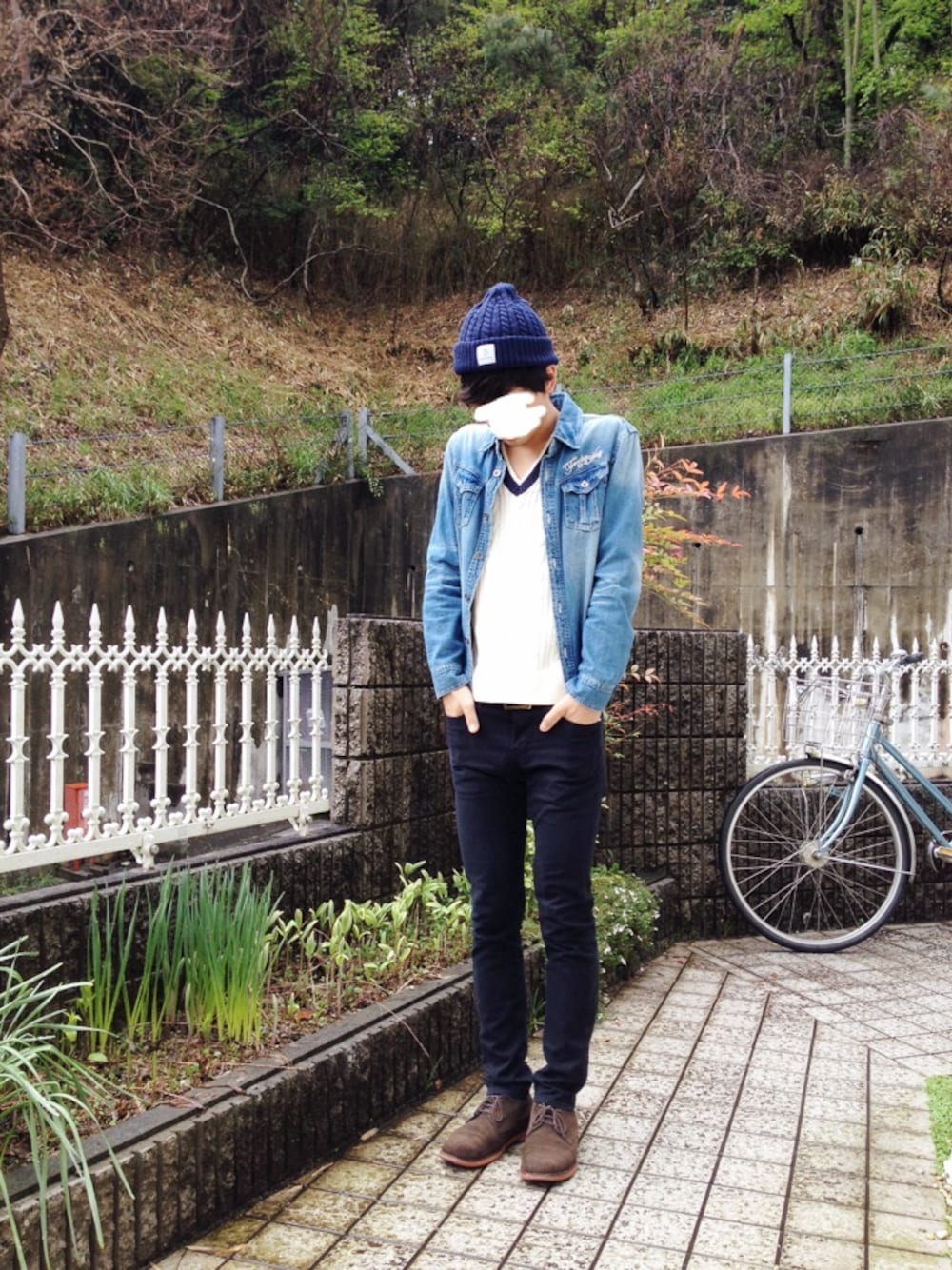 「Vネック、春色、青×白、デニムシャツ、春ニット」｜「AnoutcommuneのANOUTCOMMUNE : Rope knit Beanie（ニットキャップ/ビーニー、ブルー系）」を使った、tasukuさん（メンズ・180cm）の春コーディネートの1枚目の写真