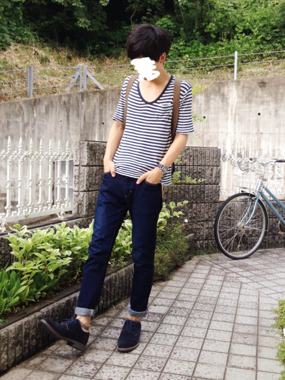 「ボーダー、ボーダートップス、シンプルコーデ、リュック、夏、nano・universe、FREAK’Ｓ STORE」｜「COMMONWARE AMERICAN RAG CIE&MagineのAMERICAN RAG CIE&Magine COMMONWARE VネックボーダーTシャツ 108-AMG-1322-603AMG（Tシャツ/カットソー、ブルー系）」を使った、tasukuさん（メンズ・180cm）の夏コーディネートの1枚目の写真