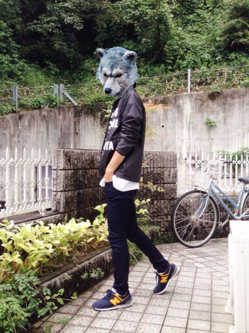「コーチジャケット、スポーツミックス、スニーカー、VANQUISH、stussy、NEWBALANCE、MAN WITH A MISSION」｜「VANQUISHのメッセージコーチジャケット（ナイロンジャケット、ブラック系）」を使った、tasukuさん（メンズ・180cm）の秋コーディネートの1枚目の写真