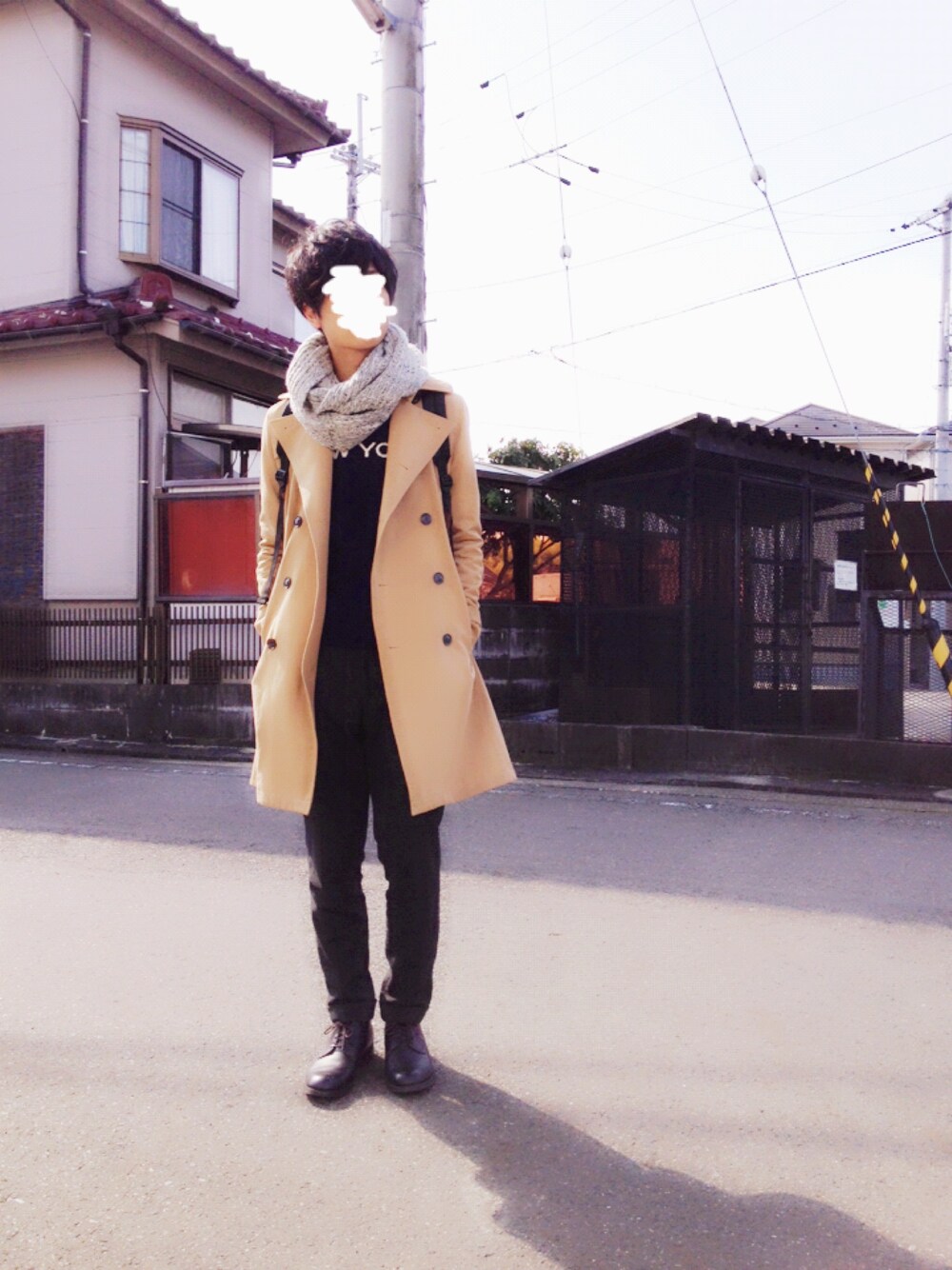 「SENSEOFPLACE、abahouse、SHIPS、GLOBAL WORK、HARE、トレンチコート、シンプル」｜「SENSE OF PLACE by URBAN RESEARCHの【A】メランジ引き揃えスヌード（ストール/ショール、グレー系）」を使った、tasukuさん（メンズ・180cm）の冬コーディネートの1枚目の写真