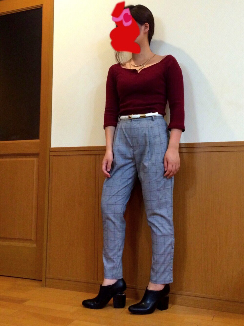 レッド系のTシャツ/カットソー、グレー系のパンツ、ブラック系のブーツを着用したレディースの秋コーディネートの1枚目の写真