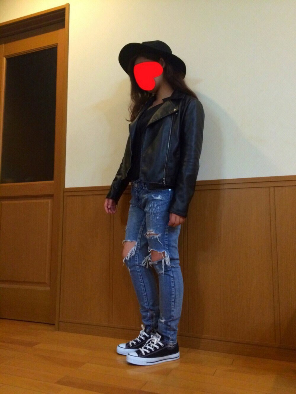 「無茶振りDoシンプル部、大人カジュアル、ライダース、ダメージデニムパンツ、スニーカー、converse、黒、Doシンプル部、チビーズ✳︎、ハット」｜「no brandのアイテム（ハット、ブラック系）」を使った、kさん（レディース・152cm）の秋コーディネートの1枚目の写真