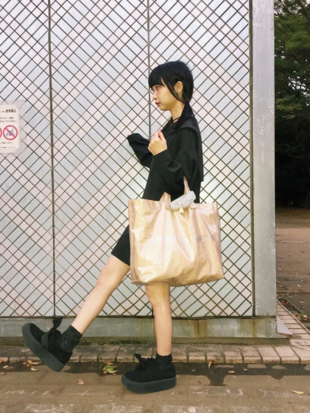 「ootd、black、COMME des GARCONS、Tokyo bopper、PAMEO POSE、park、harajuku、TOKYO」｜「COMME des GARCONSのアイテム（ハンドバッグ、ベージュ系）」を使った、老月ミカさん（レディース・157cm）の秋コーディネートの1枚目の写真