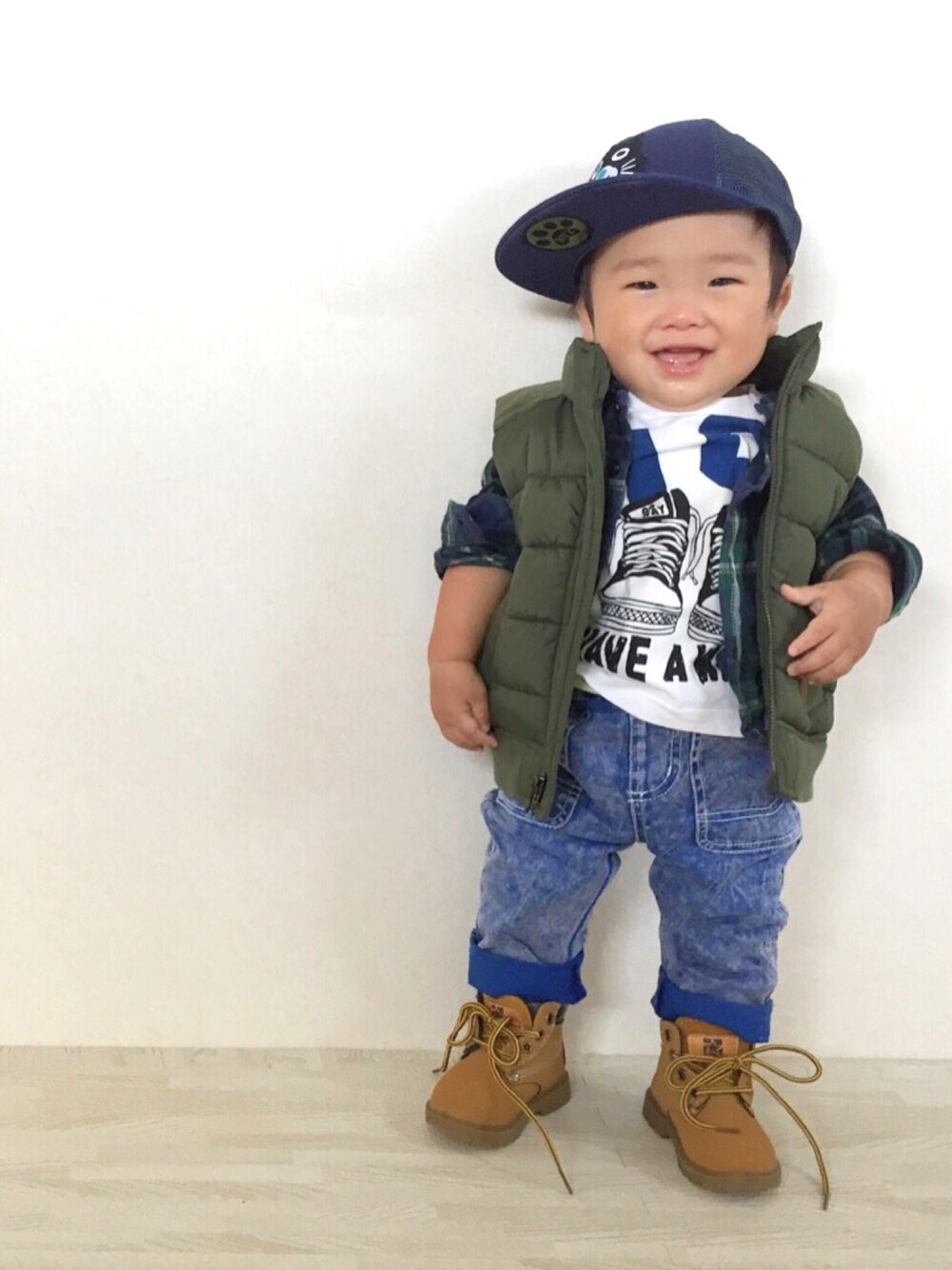「秋のコーデ、パンツスタイル、男の子、男の子コーデ、キッズコーデ、ダウンベスト、ブーツ」｜「babyGAPのアイテム（ダウンベスト、グリーン系）」を使った、micaさん（キッズ・90cm）の秋コーディネートの1枚目の写真