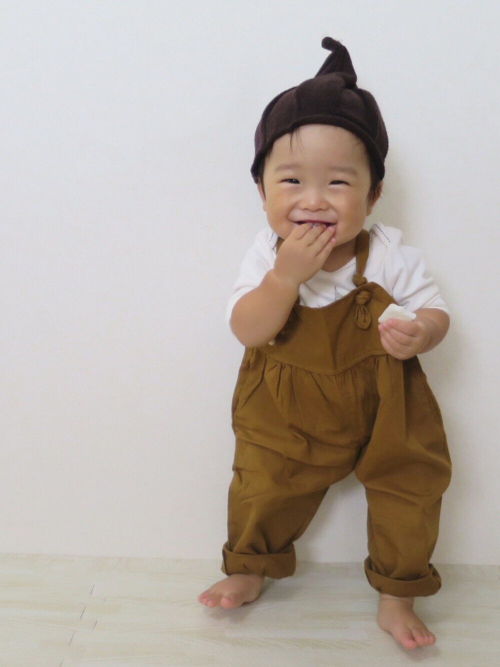 「小人帽、韓国子供服、サロペット、秋のコーデ、ニット帽」｜「babyGAPのアイテム（ロンパース、ホワイト系）」を使った、micaさん（キッズ・80cm）の秋コーディネートの1枚目の写真