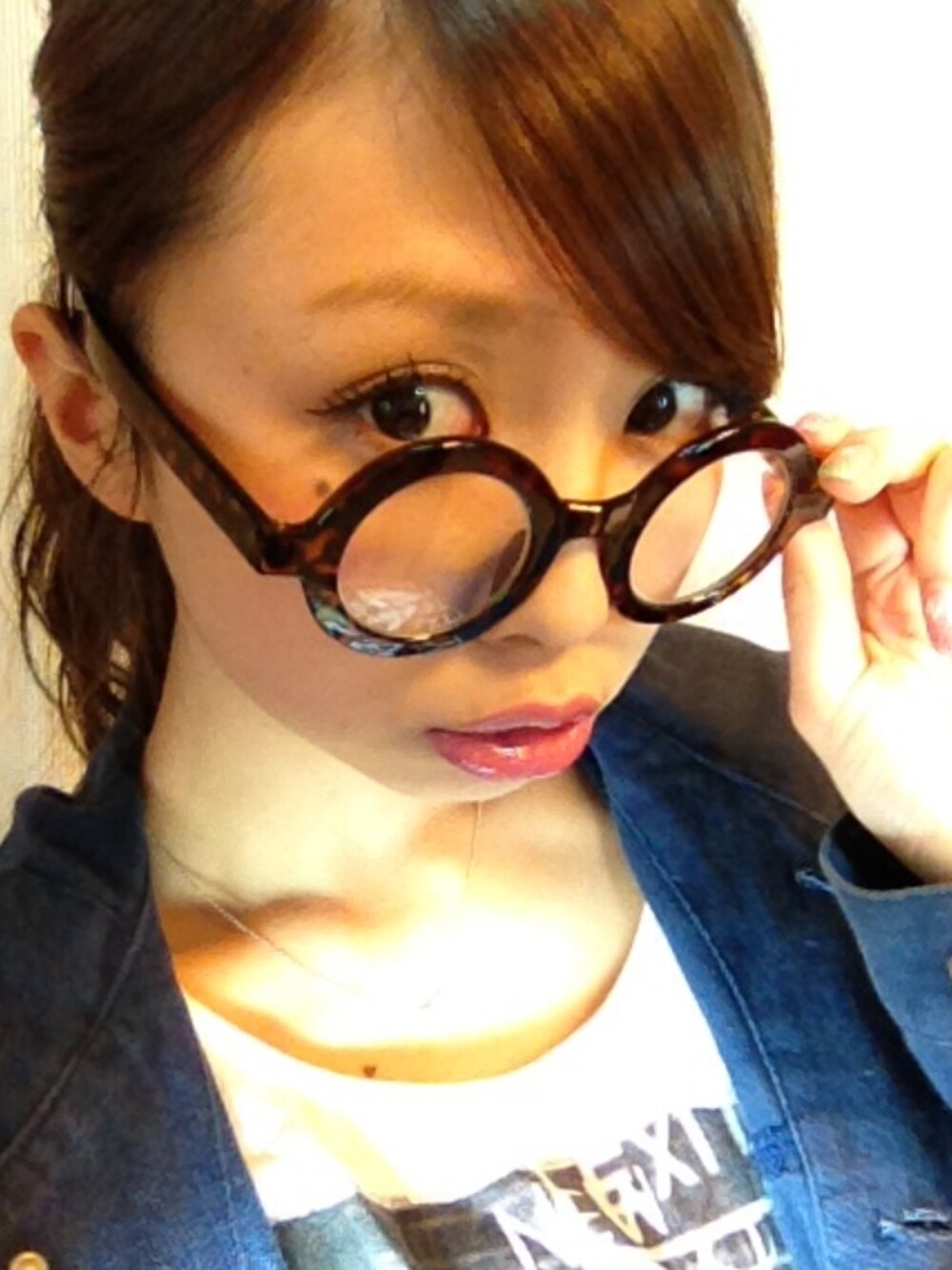 「Tシャツ、めがね、ポニーテール、大振りアクセサリー、ダテメガネ、one way」｜「one wayのプリントTシャツ♪（Tシャツ/カットソー、ホワイト系）」を使った、今泉あいぽんさん（レディース・163cm）の春コーディネートの1枚目の写真