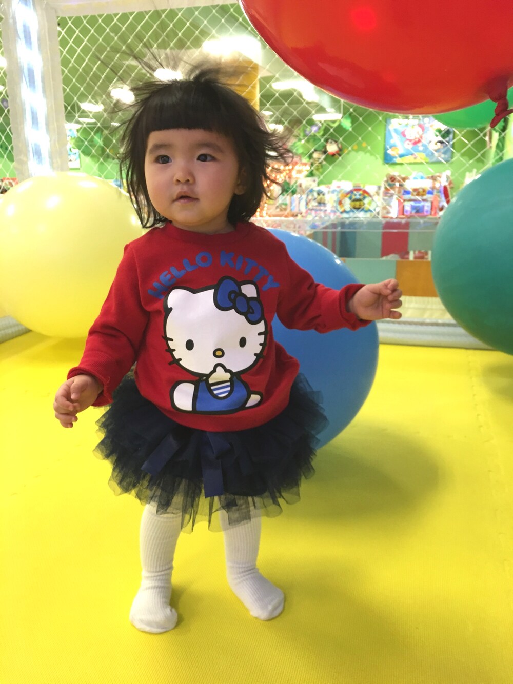 「ハローキティ、1歳3ヶ月」｜「しまむらのアイテム（スウェット、レッド系）」を使った、SuzuMinaさん（キッズ・80cm）の秋コーディネートの1枚目の写真