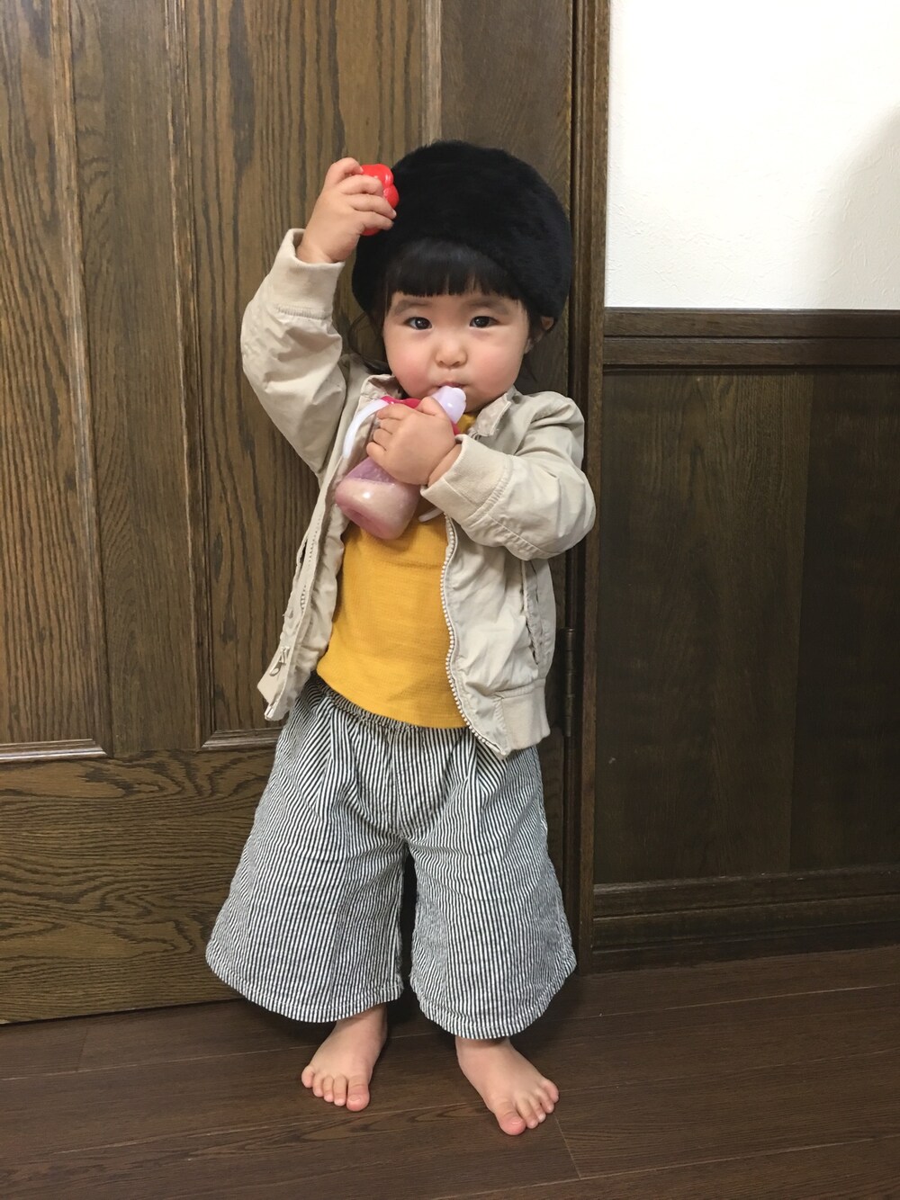 「ヘアバンド、からし色、ガウチョパンツ、ストライプ、1歳3ヶ月」｜「GUのアイテム（ヘアバンド、ブラック系）」を使った、SuzuMinaさん（キッズ・80cm）の秋コーディネートの1枚目の写真