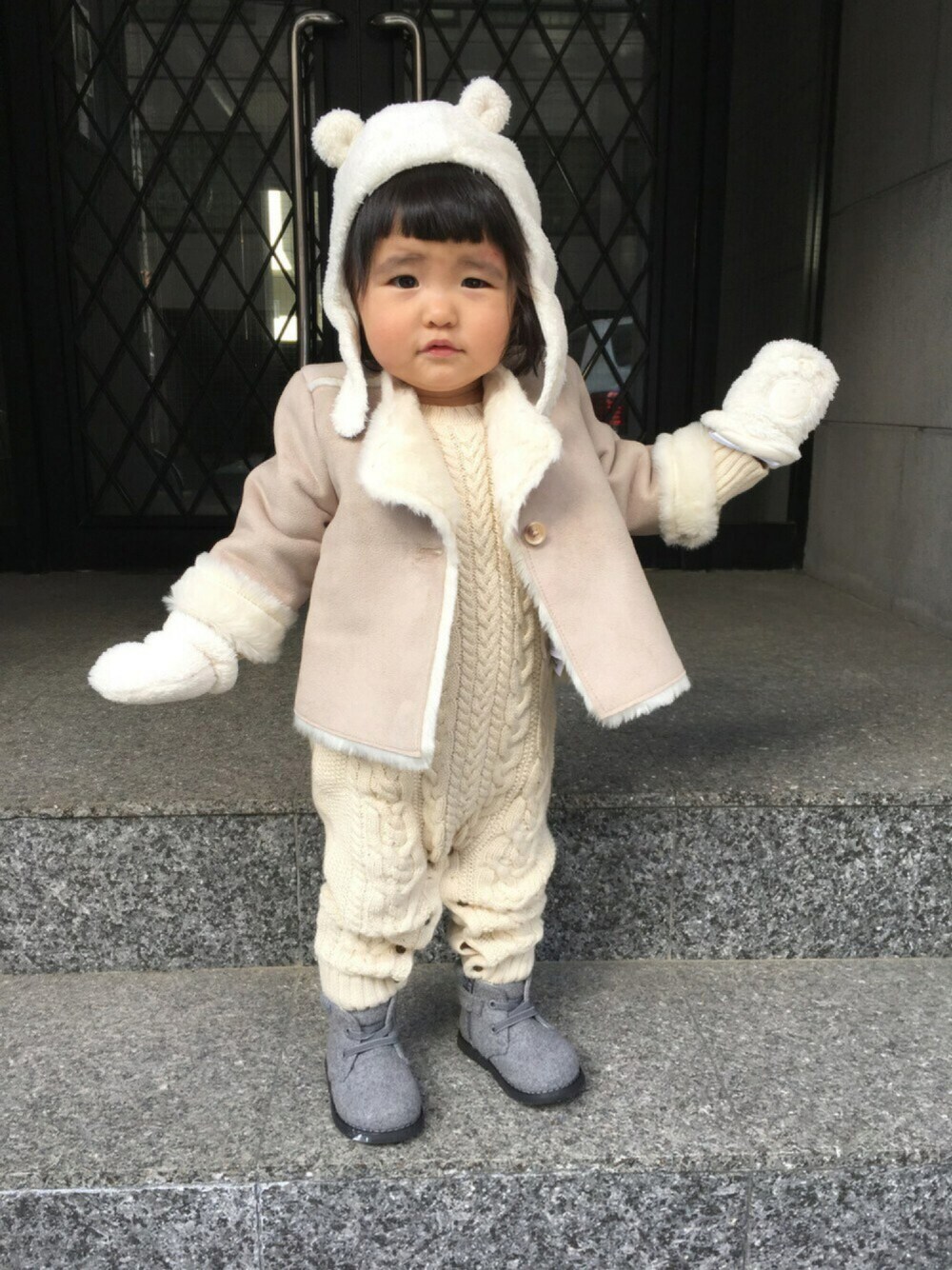 「くまさん、ニットロンパース、手袋、ムートンコート、1歳3ヶ月、ケーブルニット」｜「babyGAPのアイテム（帽子、ホワイト系）」を使った、SuzuMinaさん（キッズ・80cm）の秋コーディネートの1枚目の写真