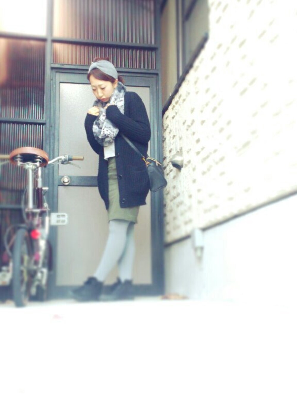 「スヌード、モスグリーン、ヘアバンド、Merci-handmadeZAKKA-」｜「Merci-handmadeZAKKA-の赤ころんピアス♡（ピアス（両耳用）、レッド系）」を使った、ono-yokoさん（レディース・158cm）の秋コーディネートの1枚目の写真