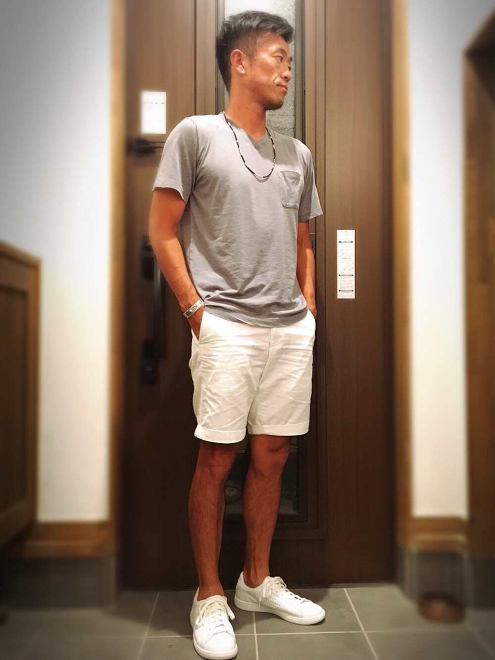 グレー系のTシャツ/カットソー、ホワイト系のその他パンツ、ホワイト系のスニーカーを着用したメンズの夏コーディネートの1枚目の写真