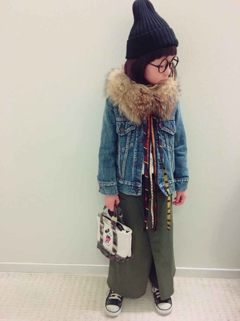 「kids、ニット帽、めがね、ワイドパンツ、カーキ、おかっぱ、ボブ、スニーカー」｜「しまむらのアイテム（ニットキャップ/ビーニー、レッド系）」を使った、mochikoさん（キッズ・120cm）の冬コーディネートの1枚目の写真