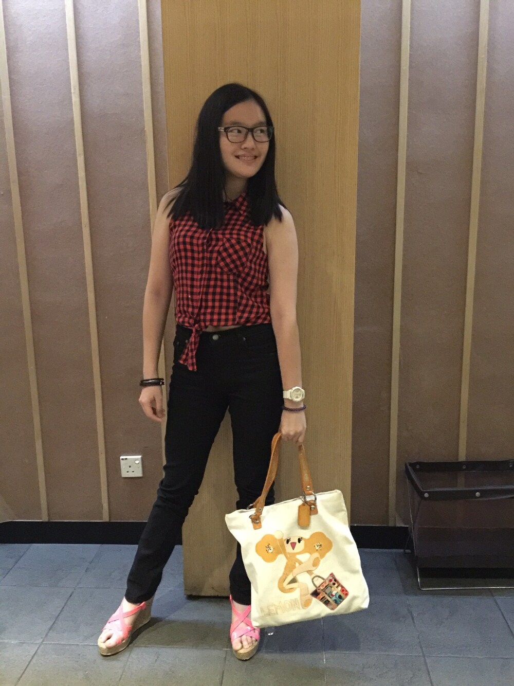 「pose、Japanesedinner、newyeareve、oneutama、CASIO、H&M、LOVE、modelsearch」｜「H&Mのアイテム（その他トップス、レッド系）」を使った、Kelly Ngさん（レディース・163cm）の冬コーディネートの1枚目の写真