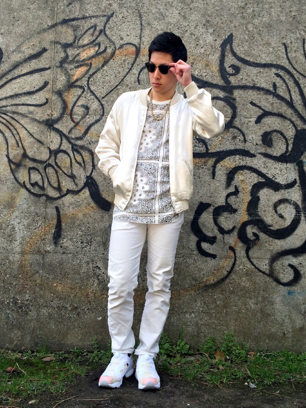ホワイト系のブルゾン、その他のTシャツ/カットソー、ホワイト系のデニムパンツを着用したメンズの冬コーディネートの1枚目の写真