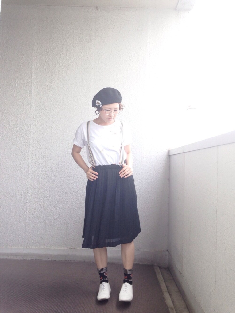 ホワイト系のTシャツ/カットソー、その他のブローチ/コサージュ、その他のブローチ/コサージュを着用したレディースの夏コーディネートの1枚目の写真