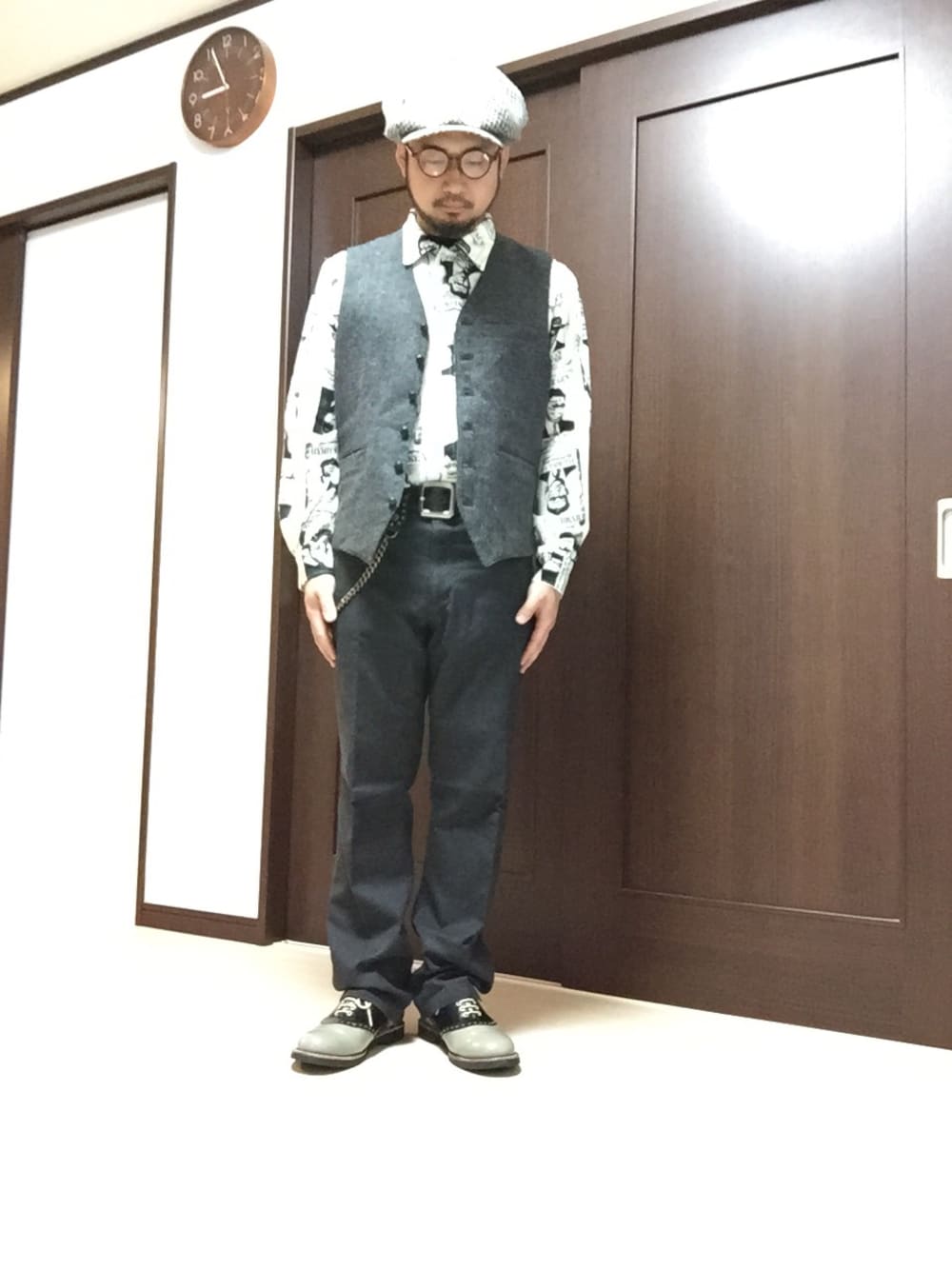 「GANGSTERVILLE、RADIALL、REAGAL、キャスケット、ベスト、総柄シャツ、ブラック×ホワイト、スラックス」｜「GANGSTERVILLEのGANGSTERVILLEシャツ
（シャツ/ブラウス、ホワイト系）」を使った、HIDEさん（メンズ・166cm）の秋コーディネートの1枚目の写真