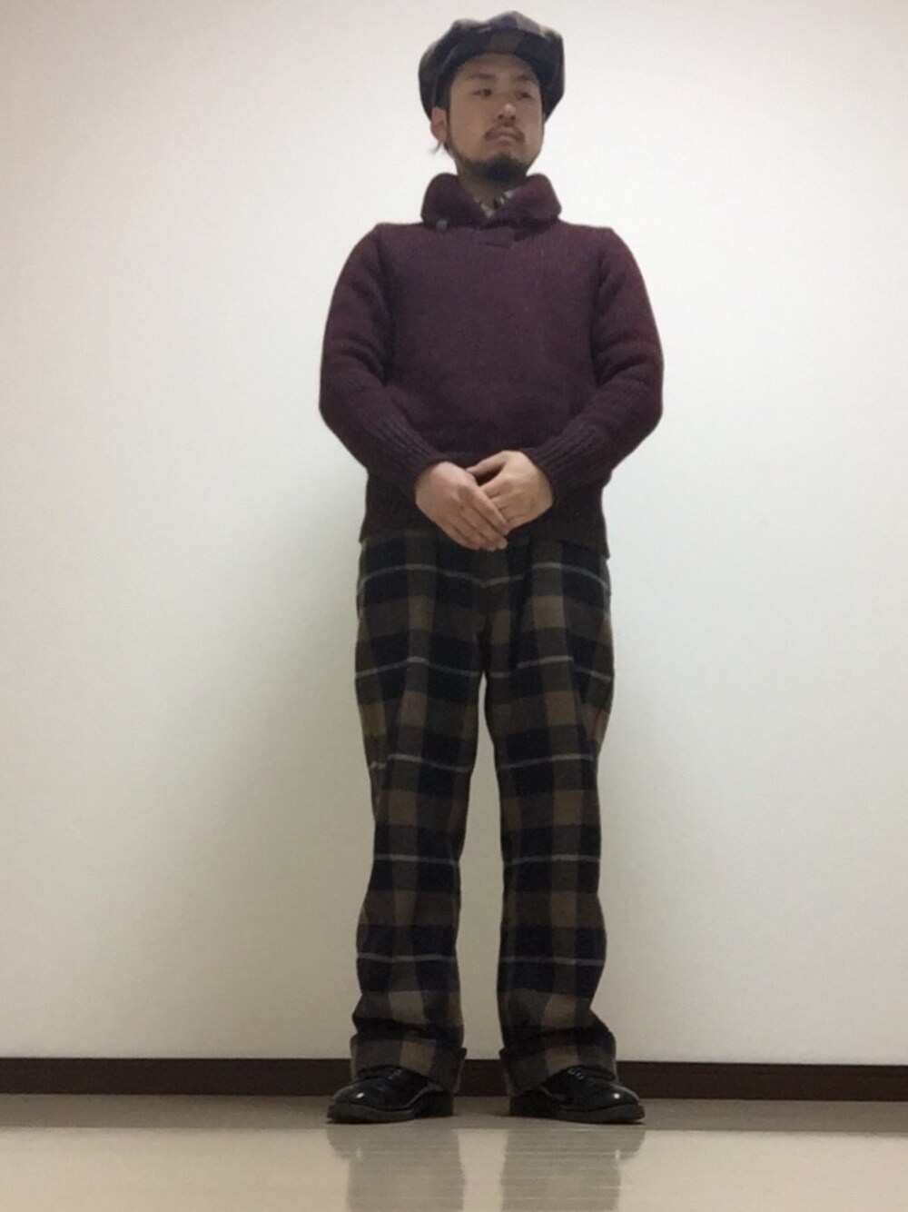 レッド系のニット/セーター、ホワイト系のシャツ/ブラウス、その他のその他パンツを着用したメンズの冬コーディネートの1枚目の写真