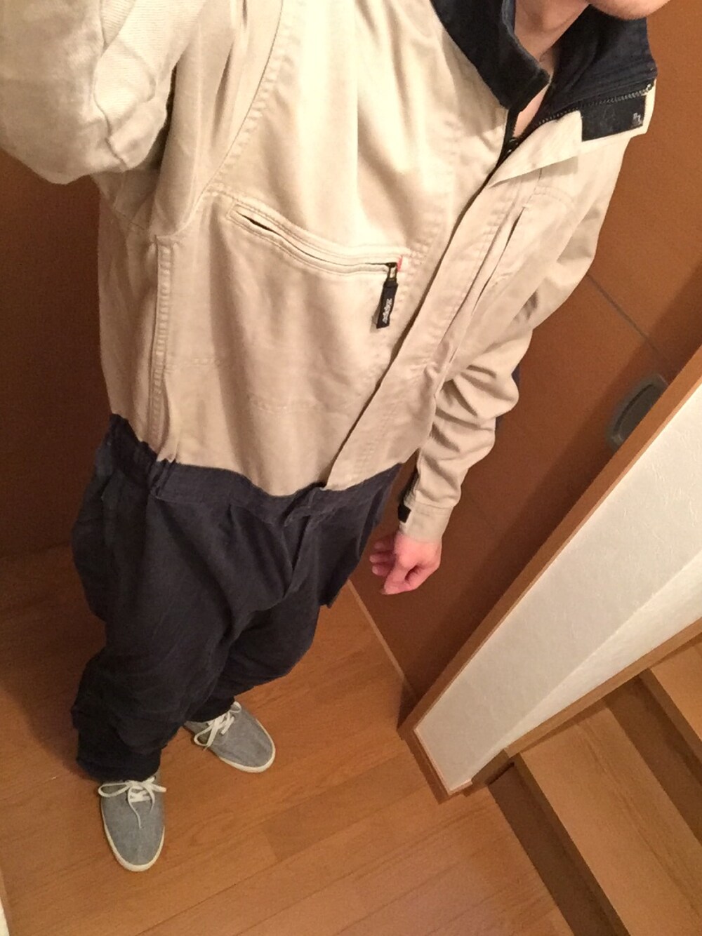 グレー系のスニーカーを着用したメンズの秋コーディネートの1枚目の写真