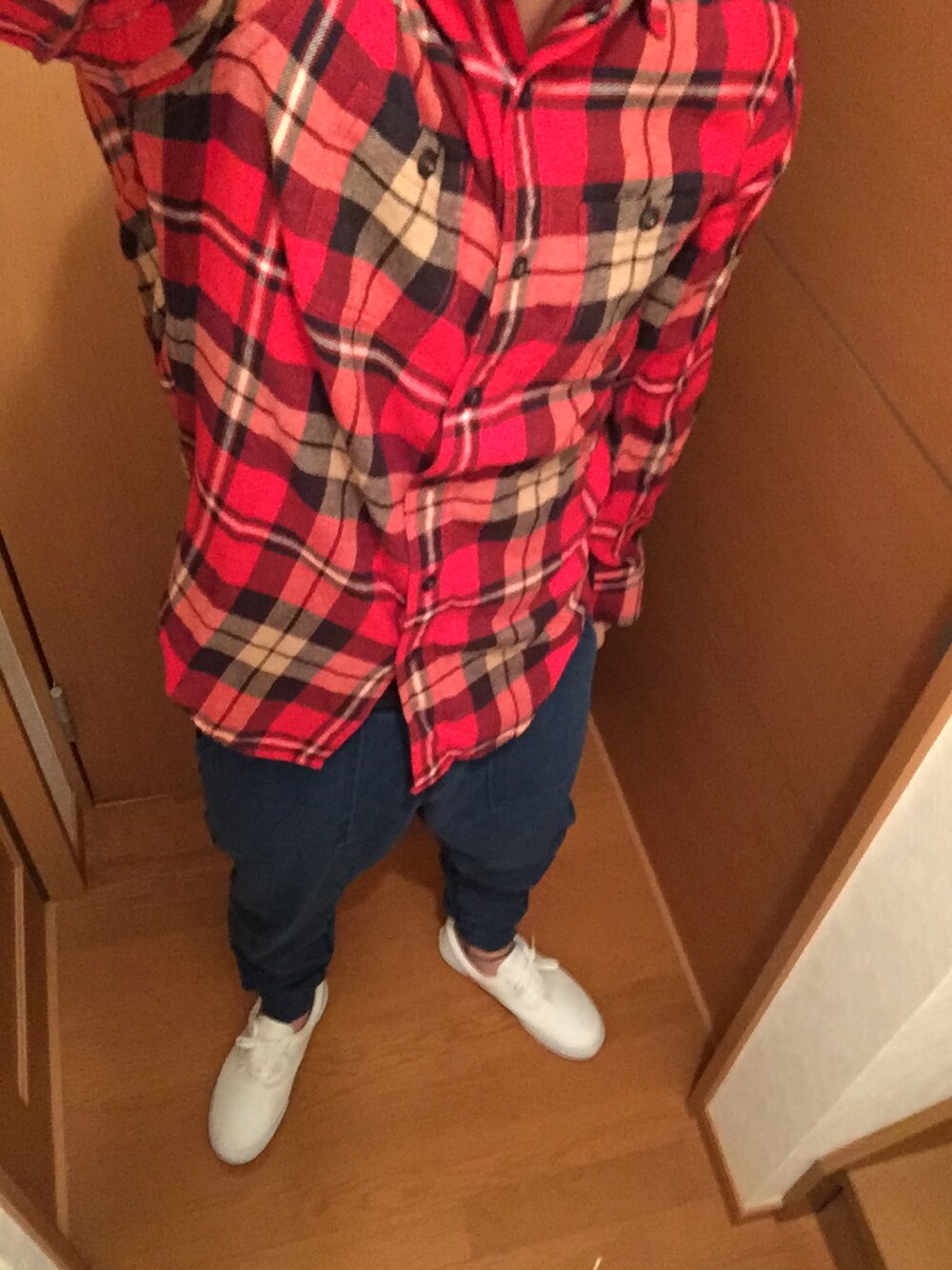 レッド系のシャツ/ブラウス、ブルー系のパンツ、ホワイト系のスニーカーを着用したメンズの秋コーディネートの1枚目の写真