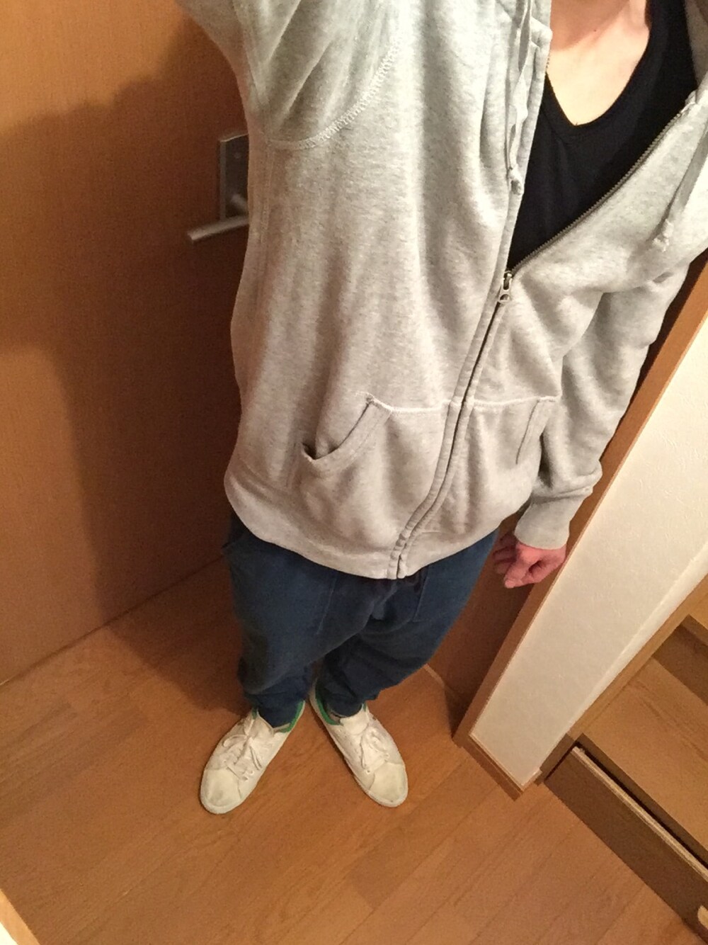 ブルー系のパンツ、ホワイト系のスニーカー、その他のその他を着用したメンズの秋コーディネートの1枚目の写真