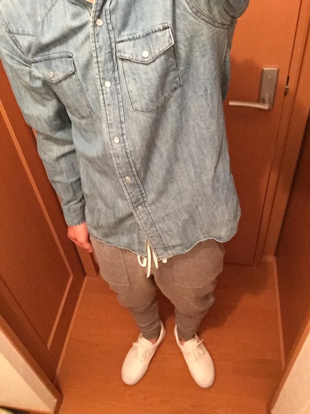 その他のシャツ/ブラウス、ブルー系のパンツ、ホワイト系のスニーカーを着用したメンズの秋コーディネートの1枚目の写真