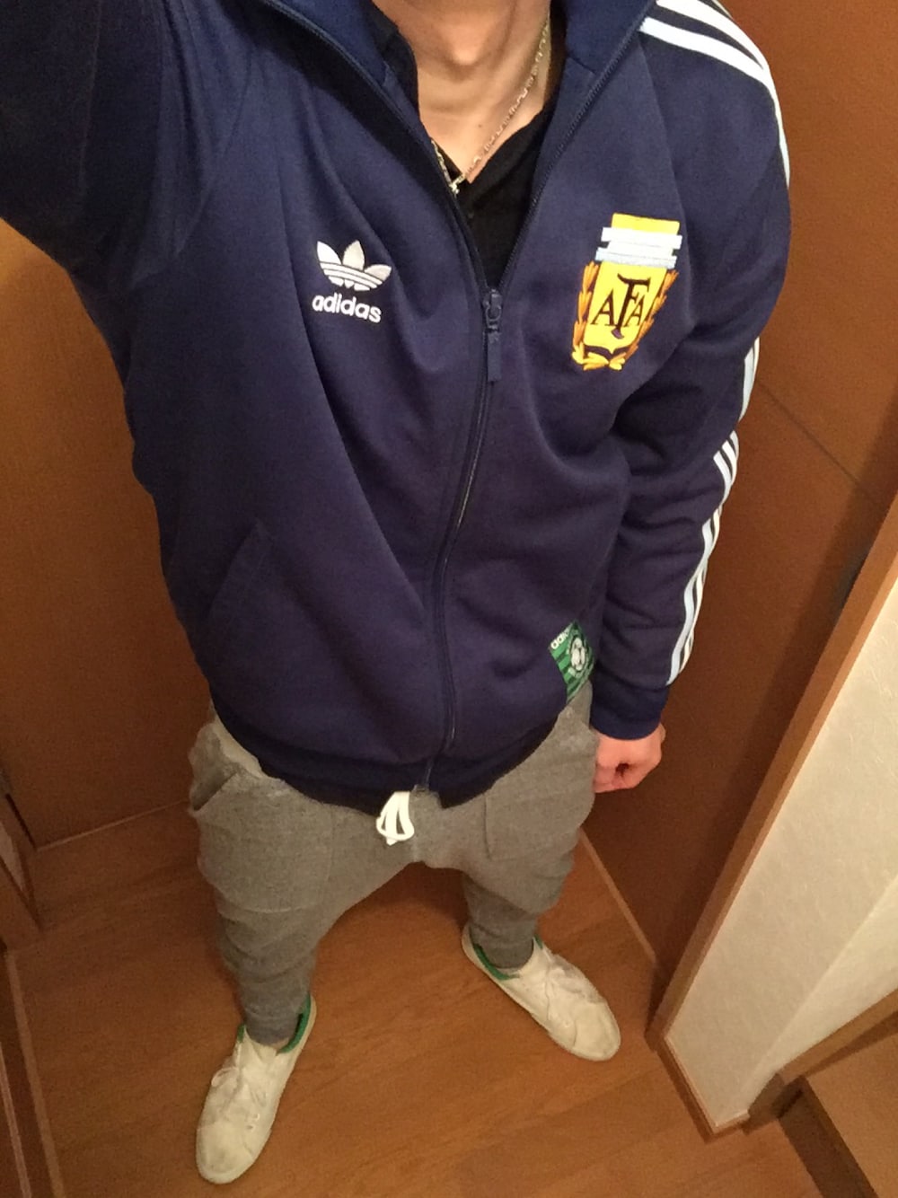 ブルー系のパンツ、ホワイト系のスニーカー、ブルー系のジャケット/アウターを着用したメンズの冬コーディネートの1枚目の写真