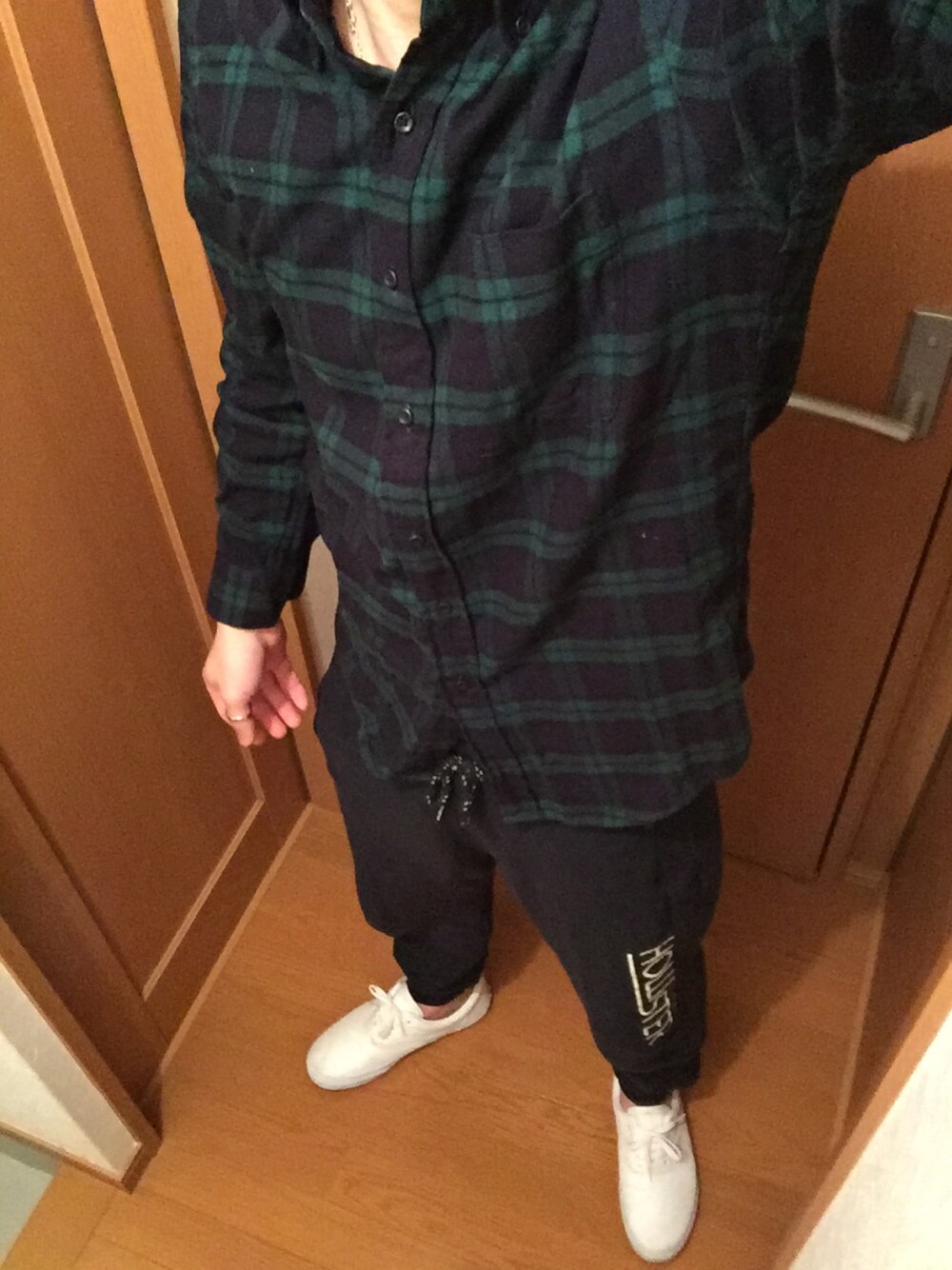 ブラック系のパンツ、ホワイト系のスニーカー、ホワイト系のその他を着用したメンズの冬コーディネートの1枚目の写真