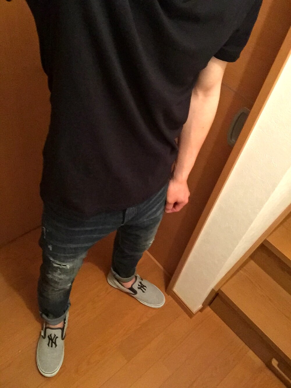 ブラック系のTシャツ/カットソー、その他のデニムパンツ、グレー系のスニーカーを着用したメンズの春コーディネートの1枚目の写真