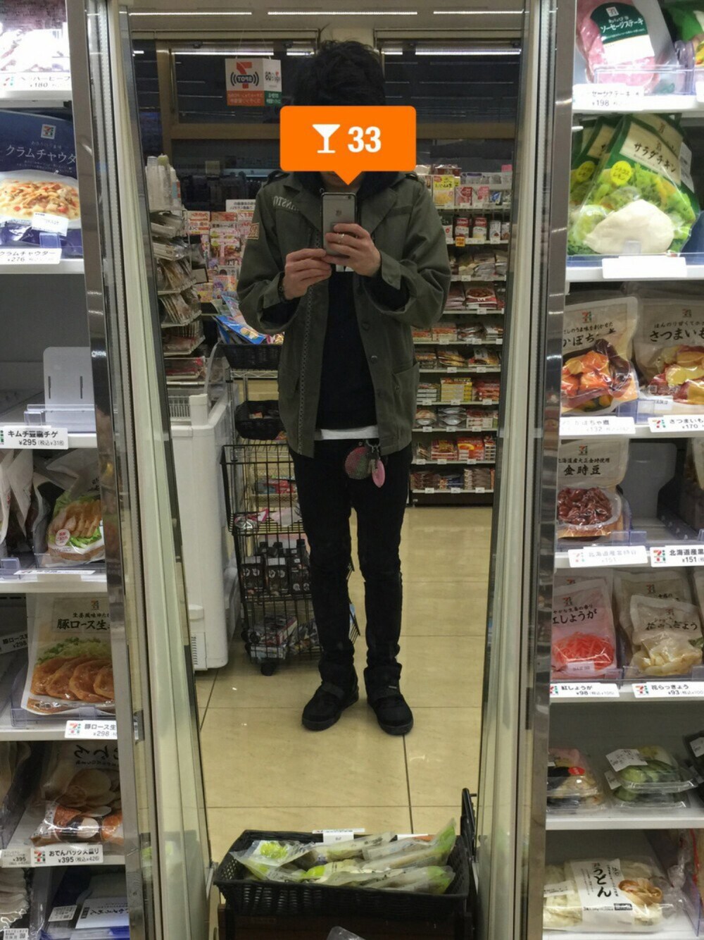 「H&M、黒コーデ、春」｜「ARMY ARMYのアイテム（トップス、ブラック系）」を使った、なかっちさん（メンズ・178cm）の春コーディネートの1枚目の写真
