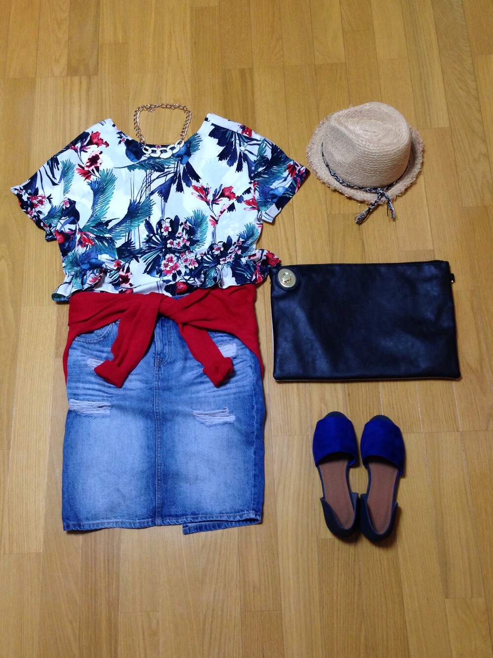 その他のTシャツ/カットソー、ブルー系のサンダル、レッド系のトップスを着用したレディースの春コーディネートの1枚目の写真