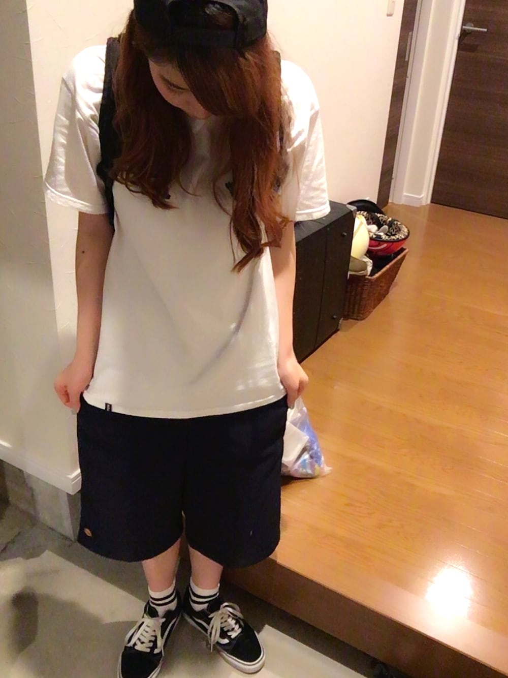 ブルー系のチノパンツ、ブラック系のスニーカー、ホワイト系のTシャツ/カットソーを着用したレディースの夏コーディネートの1枚目の写真