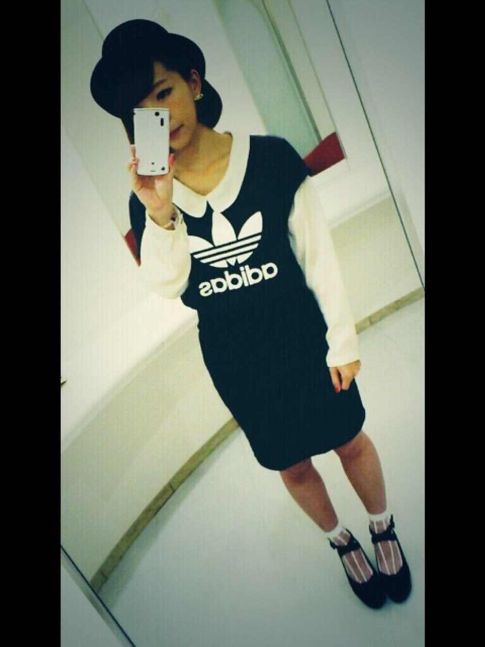 「adidas、ガーリー、ミックススタイル、ヴィヴィアンウエストウッド」｜「adidasのアイテム（Tシャツ/カットソー、ブラック系）」を使った、まぴたんさん（レディース・156cm）の冬コーディネートの1枚目の写真