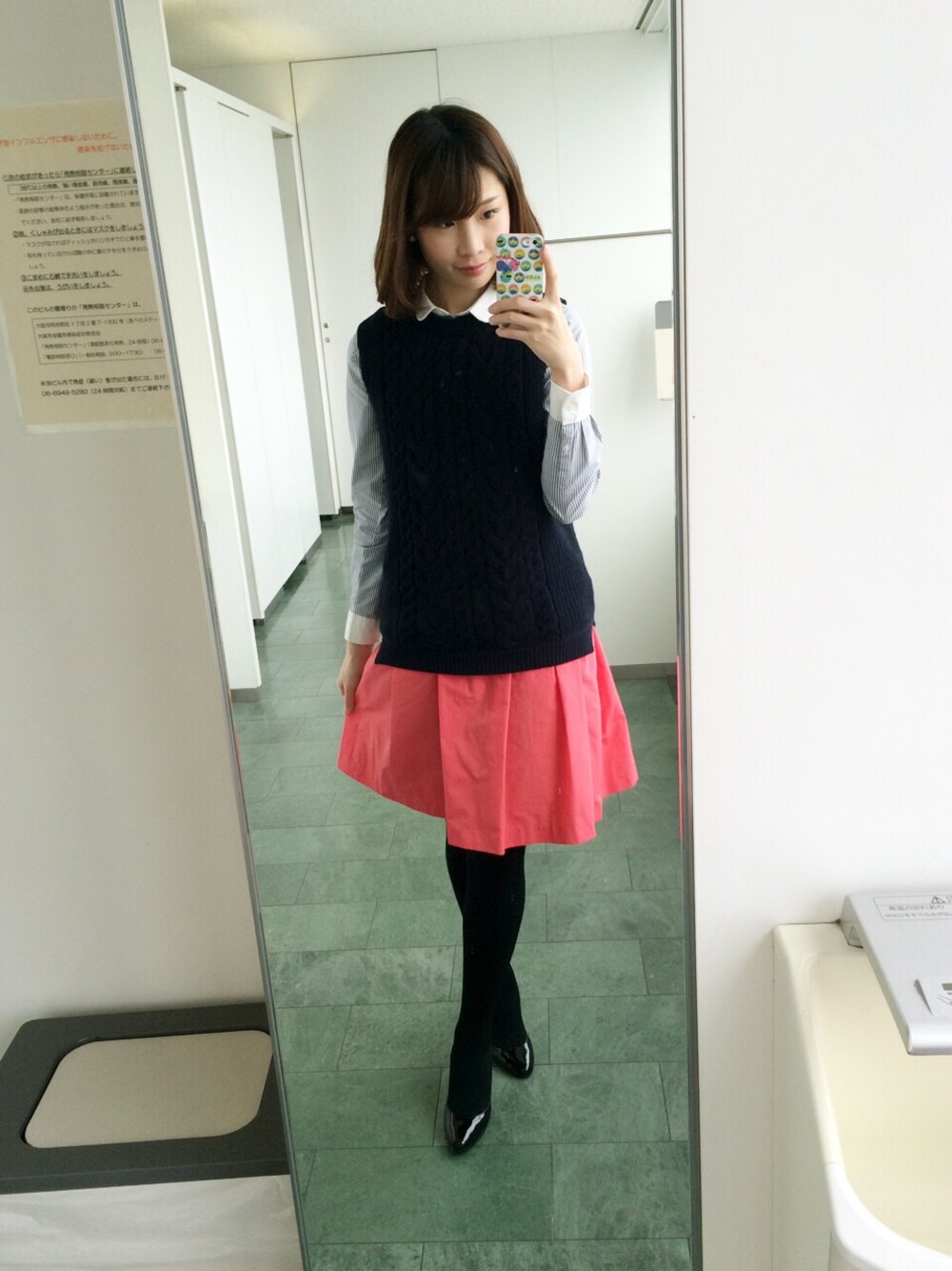 ホワイト系のシャツ/ブラウス、ブルー系のベスト、レッド系のスカートを着用したレディースの春コーディネートの1枚目の写真