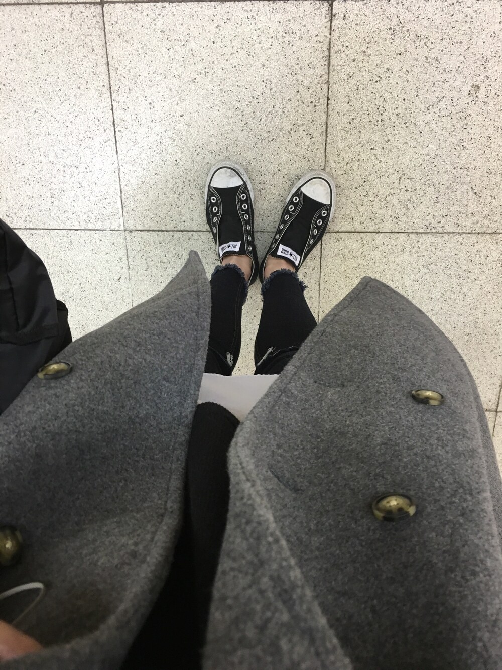「Pコート、ロングコート、スニーカー、コンバース、moussy、LAURIELISH」｜「Ungridの【Casual】ﾐﾄﾞﾙ丈ﾙｰｽﾞPｺｰﾄ（ピーコート、グレー系）」を使った、MINAEさん（レディース・160cm）の冬コーディネートの1枚目の写真