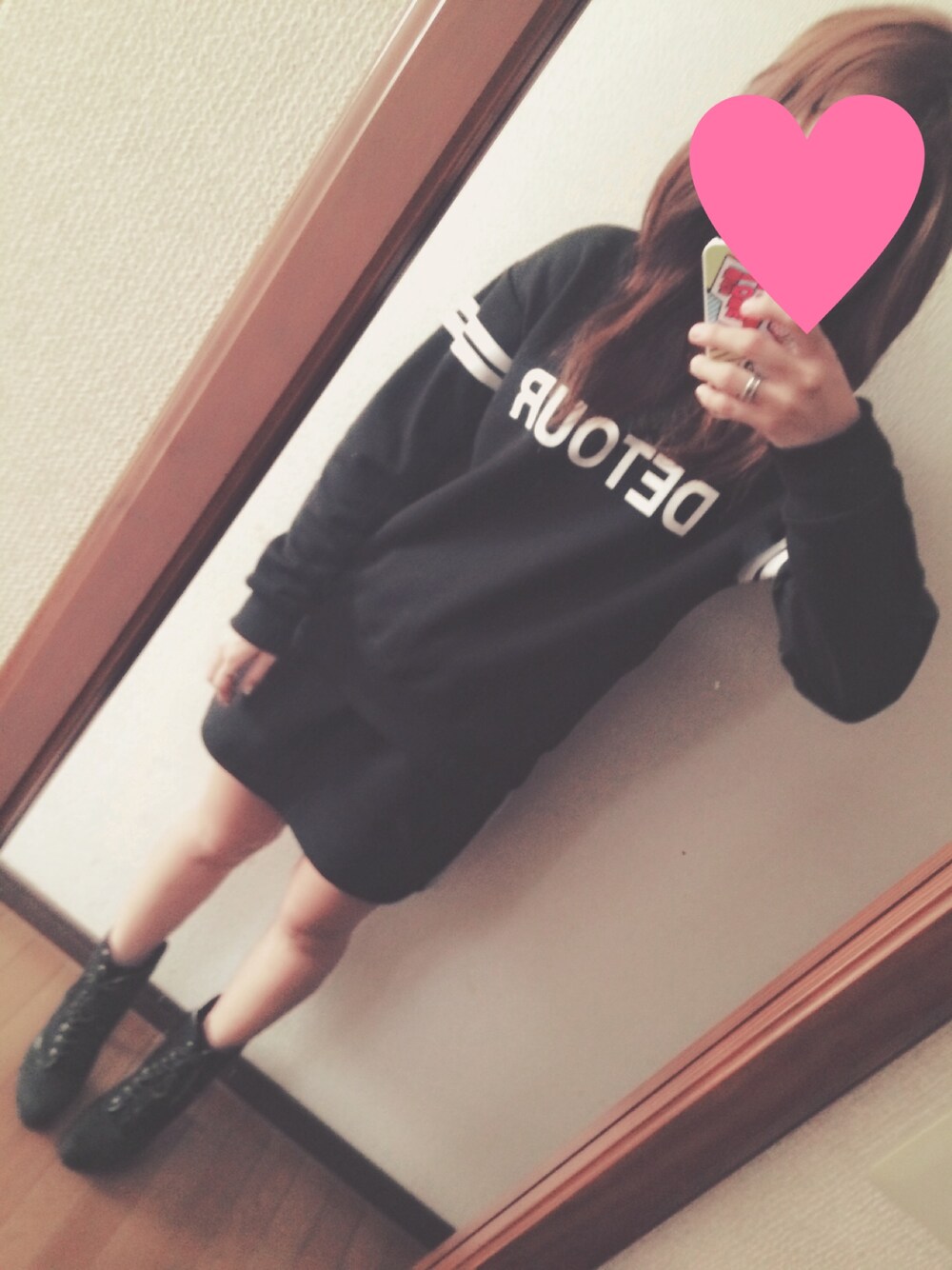 「セットアップ、スエット、ショートブーツ」｜「no brandのアイテム（オールインワン・サロペット、ブラック系）」を使った、わかちこさん（レディース・154cm）の冬コーディネートの1枚目の写真
