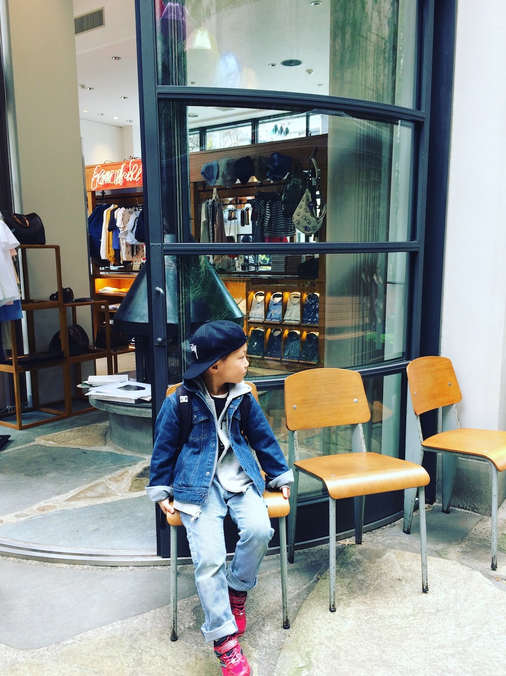 「STUSSYのアイテム（キャップ、ブラック系）」を使った、ありすさん（キッズ・120cm）の春コーディネートの1枚目の写真