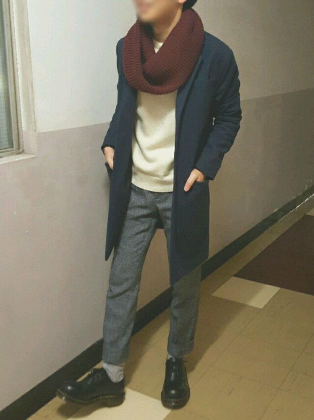 ブルー系のチェスターコート、ブラック系のドレスシューズ、グレー系のスラックスを着用したメンズの冬コーディネートの1枚目の写真