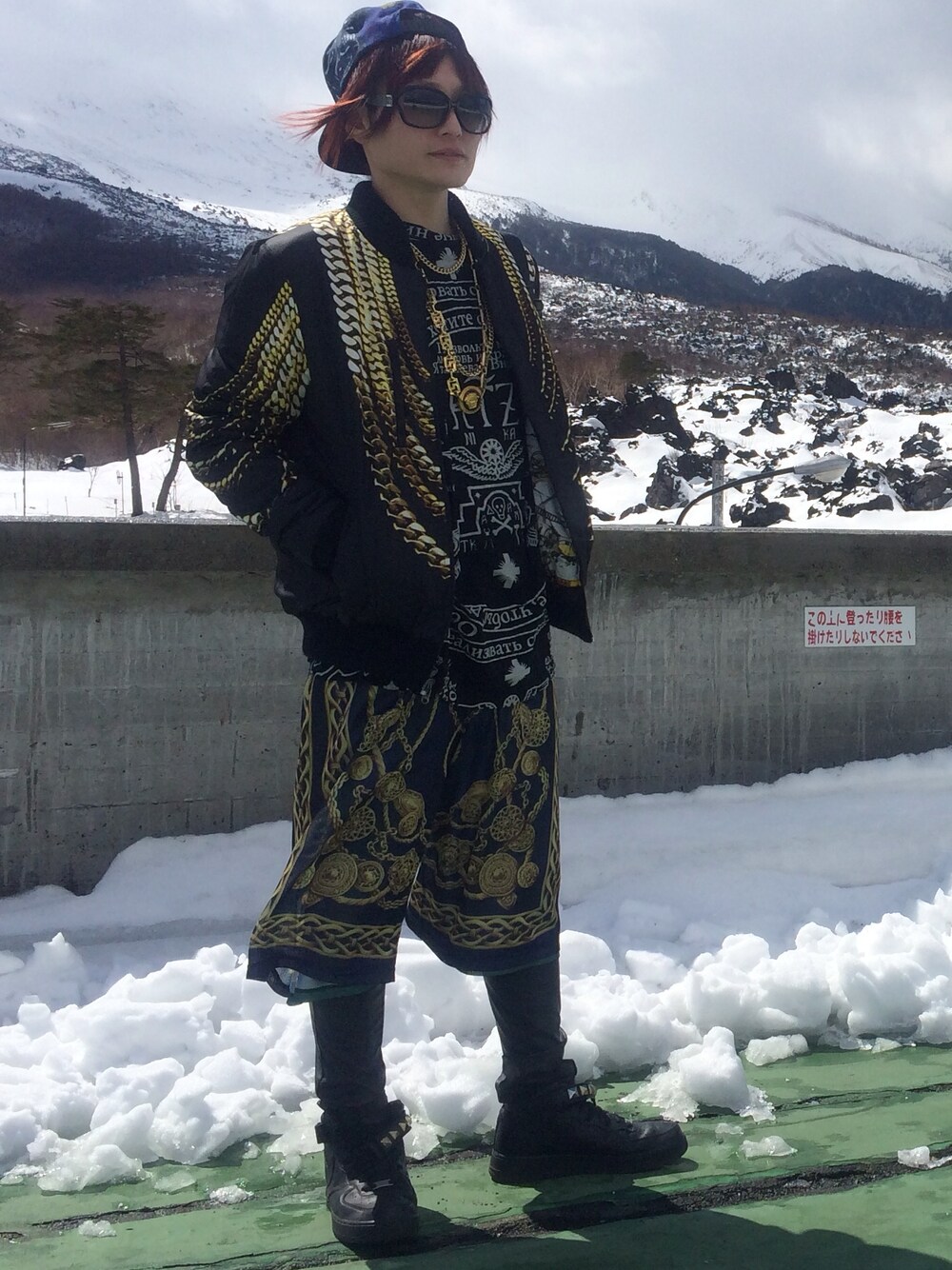 「NIKE、GIVENCHY、versace、ktz、garter、ゴールドアクセ」｜「GIANNI VERSACEの首から90cm（ネックレス、ゴールド系）」を使った、ｼﾃﾞｨｱｽさん（メンズ・170cm）の春コーディネートの1枚目の写真