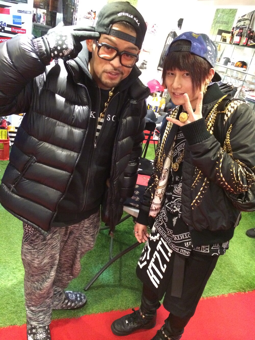 ブラック系のブルゾン、ブラック系のTシャツ/カットソー、ブラック系のスカートを着用したメンズの冬コーディネートの1枚目の写真