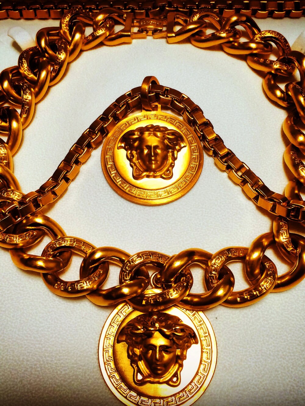 「versace、VERSACE for H&M、versus、GianniVersace」｜「GIANNI VERSACEのアイテム（ネックレス、ゴールド系）」を使った、ｼﾃﾞｨｱｽさん（メンズ・170cm）の春コーディネートの1枚目の写真
