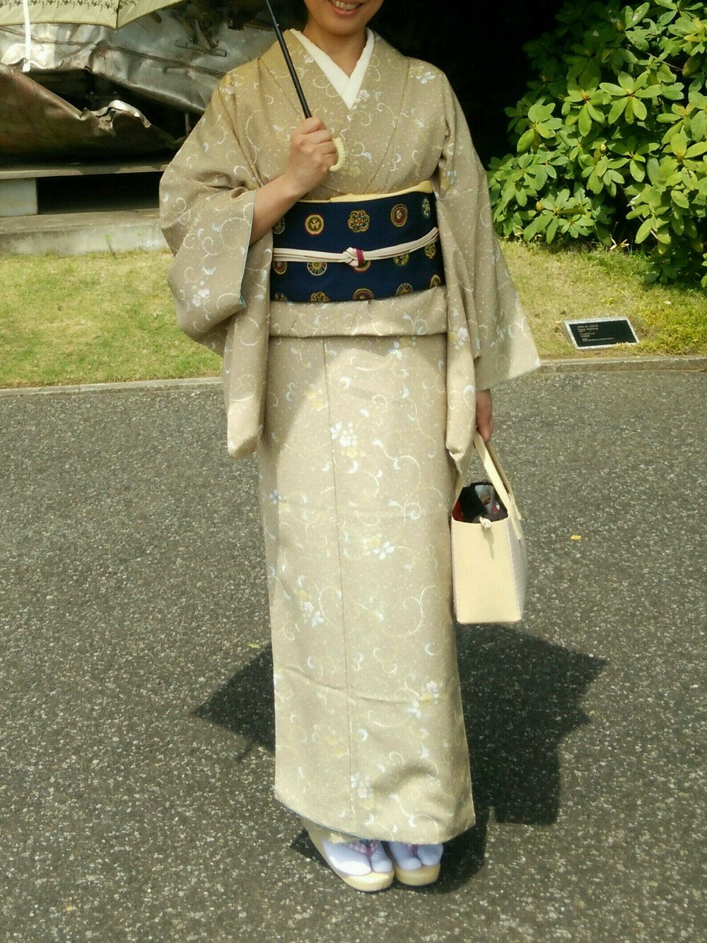 「洗える着物、ベージュ、美術館、芝生」｜「アイテム（水着/着物・浴衣、ベージュ系）」を使った、小枝さん（レディース・152cm）の春コーディネートの1枚目の写真